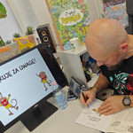 5 Tomasz Samojlik podpisuje książki (2).png