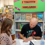 5 Tomasz Samojlik podpisuje książki (7).png
