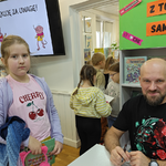 5 Tomasz Samojlik podpisuje książki (4).png