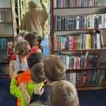 2 Krasnoludki podczas wycieczki po bibliotece (1).png
