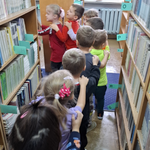 2 Krasnoludki podczas wycieczki po bibliotece (4).png