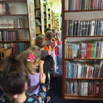 2 Krasnoludki podczas wycieczki po bibliotece (2).png
