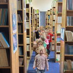 2 Krasnoludki podczas wycieczki po bibliotece (6).png