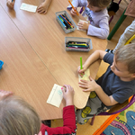 6 Krasnoludki wykonują prace plastyczne na kartach katalogowych (4).png