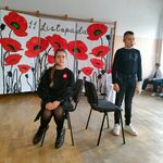 2 Hanna i Gabriel w czarnych strojach grają w dramatycznej scenie pt. Ona i On Hanna siedzi Gabriel recytuje na stojąco.JPG