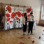 1e Zuzanna i Lena zapowiadają montaż słowno-muzyczny towarzyszy im po prawej Poczet Sztandarowy.jpg