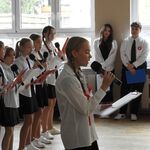 1c Uczennica z zespołu muzycznego Gadu-Gadu śpiewa.JPG