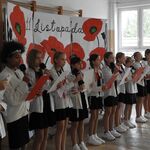 4b Zespół muzyczny Gadu-Gadu śpiewa piosenkę.JPG