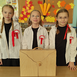 1 Dziewczynki z Klubu PmP z teatrzykiem kamishibai Niepodległa (1).png