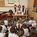 1a Dzieci oglądają występ dziewczynek z klubu PmP (3).png