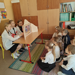 1a Dzieci oglądają występ dziewczynek z klubu PmP (4).png