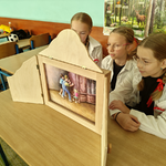 2 Dziewczynki z Klubu PmP z teatrzykiem kamishibai Niepodległa (2).png