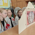 2 Dziewczynki z Klubu PmP z teatrzykiem kamishibai Niepodległa (3).png