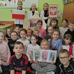 Dzieci z klas drugich i dziewczynki z Klubu PmP - zdjęcie grupowe (1).png