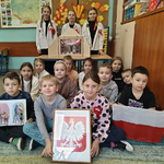 Dzieci z klas drugich i dziewczynki z Klubu PmP - zdjęcie grupowe (3).png