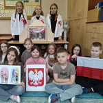 Dzieci z klas drugich i dziewczynki z Klubu PmP - zdjęcie grupowe (2).png
