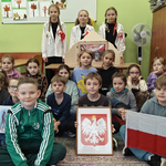 Dzieci z klas drugich i dziewczynki z Klubu PmP - zdjęcie grupowe (4).png