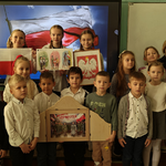 Dzieci z klas piewrszych i dziewczynki z Klubu PmP - zdjęcie grupowe (1).png
