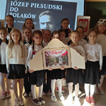 Dzieci z klas piewrszych i dziewczynki z Klubu PmP - zdjęcie grupowe (2).png