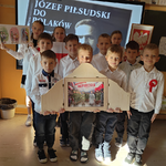 Dzieci z klas piewrszych i dziewczynki z Klubu PmP - zdjęcie grupowe (3).png