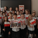 Dzieci z klas piewrszych i dziewczynki z Klubu PmP - zdjęcie grupowe (4).png