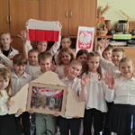 Dzieci z klas piewrszych i dziewczynki z Klubu PmP - zdjęcie grupowe (6).png