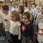 Dzieci z odziału przedszkolnego -  śpiewają hymn (1).png