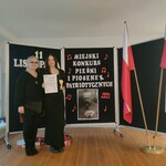 1 Zuzia z nagrodą - II miejsce w Konkursie Miejskim Piosenki Patriotycznej - obok Małgorzata Stempnieska.jpg