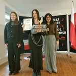 3. Zuzia odbiera nagrody od Jury.jpg