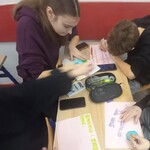 Uczniowie pracują nad łańcuchem słów dających nadzieję  (1).JPG