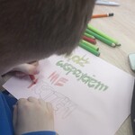 Uczniowie pracują nad łańcuchem słów dających nadzieję  (5).JPG