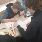 Uczniowie pracują nad łańcuchem słów dających nadzieję  (2).JPG