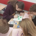 Uczniowie pracują nad łańcuchem słów dających nadzieję  (6).JPG