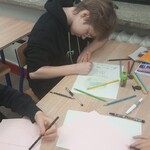 Uczniowie pracują nad łańcuchem słów dających nadzieję  (7).JPG