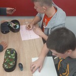Uczniowie pracują nad łańcuchem słów dających nadzieję  (8).JPG