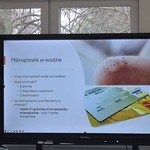 Zajęia w Autorskiej Szkole Klanzy - kadr z prezentacji o mikroplastiku.jpg