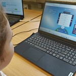 uczniowie grają w grę Freerice (3).jpg