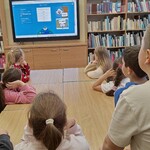 uczniowie grają w grę Freerice (5).jpg