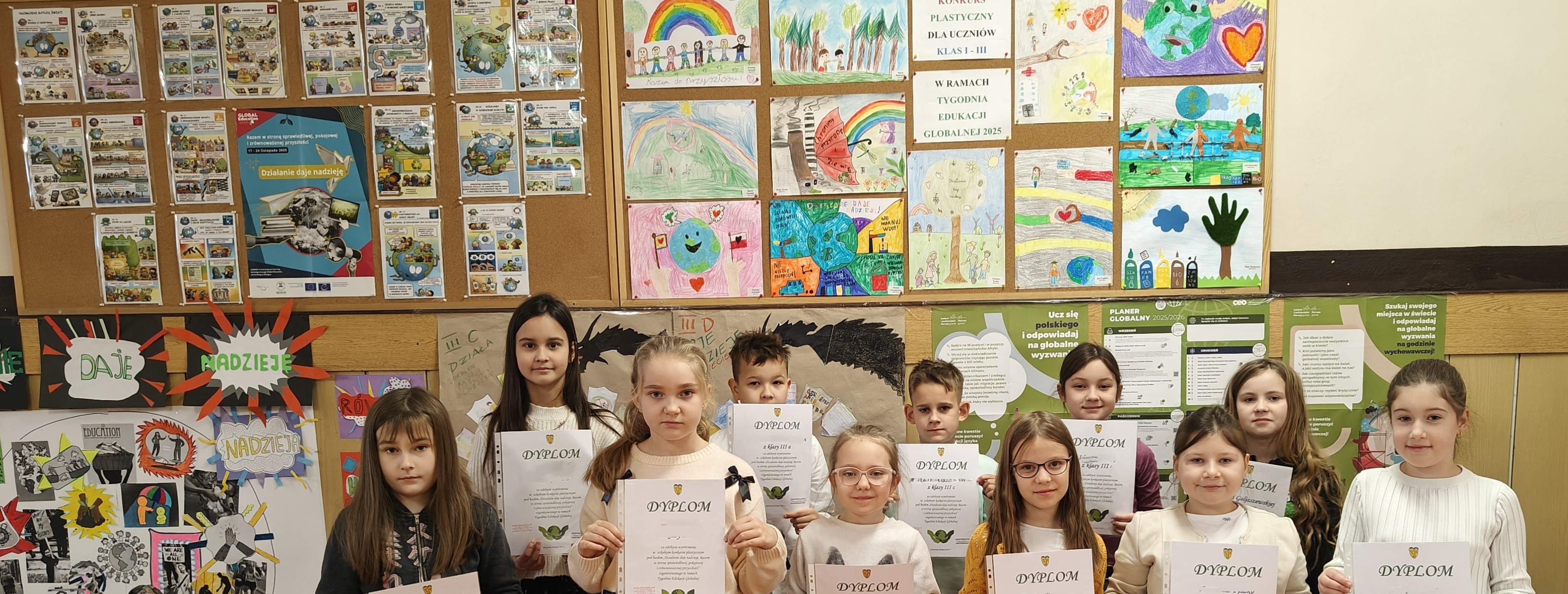 Uczniowie nagrodzeni w konkursie.jpg