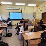 Uczniowie pracują w grupach (1).jpg