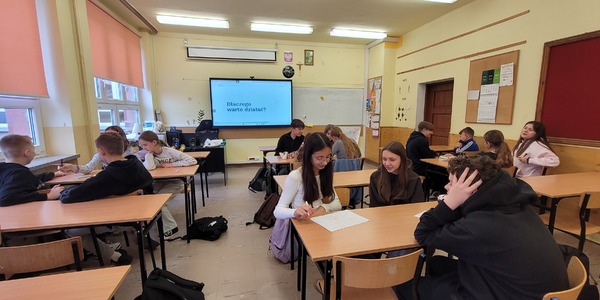 Uczniowie pracują w grupach (1).jpg
