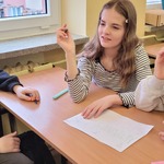 Uczniowie pracują w grupach (4).jpg