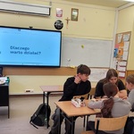 Uczniowie pracują w grupach (2).jpg