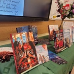 Warsztaty z Martą Nowik - wystawka książek (2).jpg