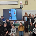 Uczniowie z Martą Nowik i organizatorką warsztatów - zdjęcie grupowe (4).jpg