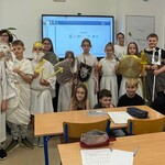 W roli greckich bogów uczniowie V D (3).jpg