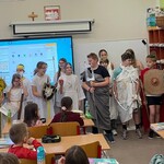 W roli greckich bogów uczniowie V D (4).jpg
