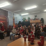 9 uczniowie śpiewają piosenki na Karaoke.jpg