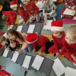 I b - na zajęciach mikołajkowych w czytelni (12).jpg
