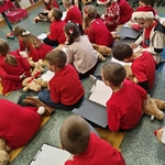 I d - na zajęciach mikołajkowych w czytelni (15).jpg